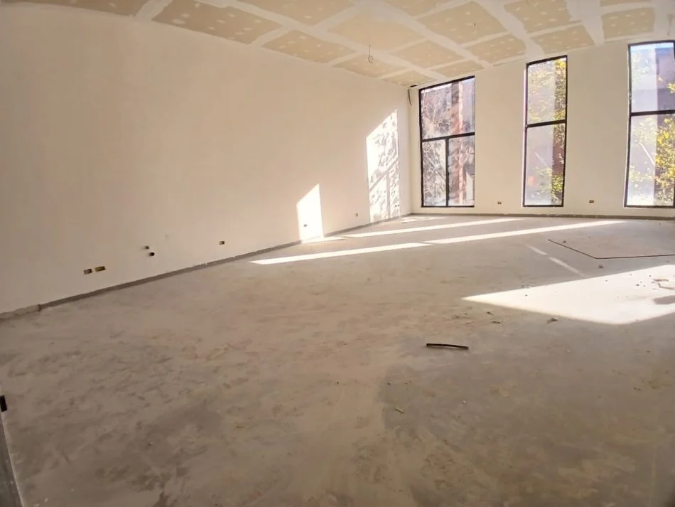 Tirane, jepet me qera ambjent biznesi Kati 1, 80 m² 1.400 € (Rruga e Kavajës, Tirana Garden Building.)