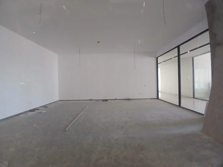 Tirane, jepet me qera ambjent biznesi Kati 1, 80 m² 1.400 € (Rruga e Kavajës, Tirana Garden Building.)