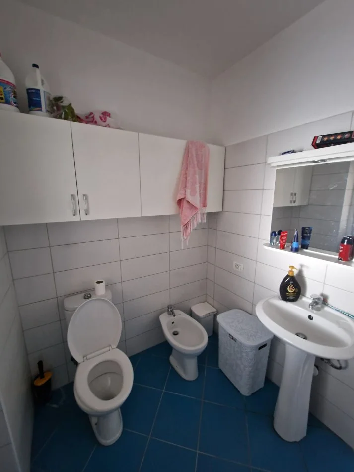 Durres, jepet me qera apartament 3+1+Aneks+Ballkon Kati 7, 100 m² 400 € (Stacioni i Trenit)