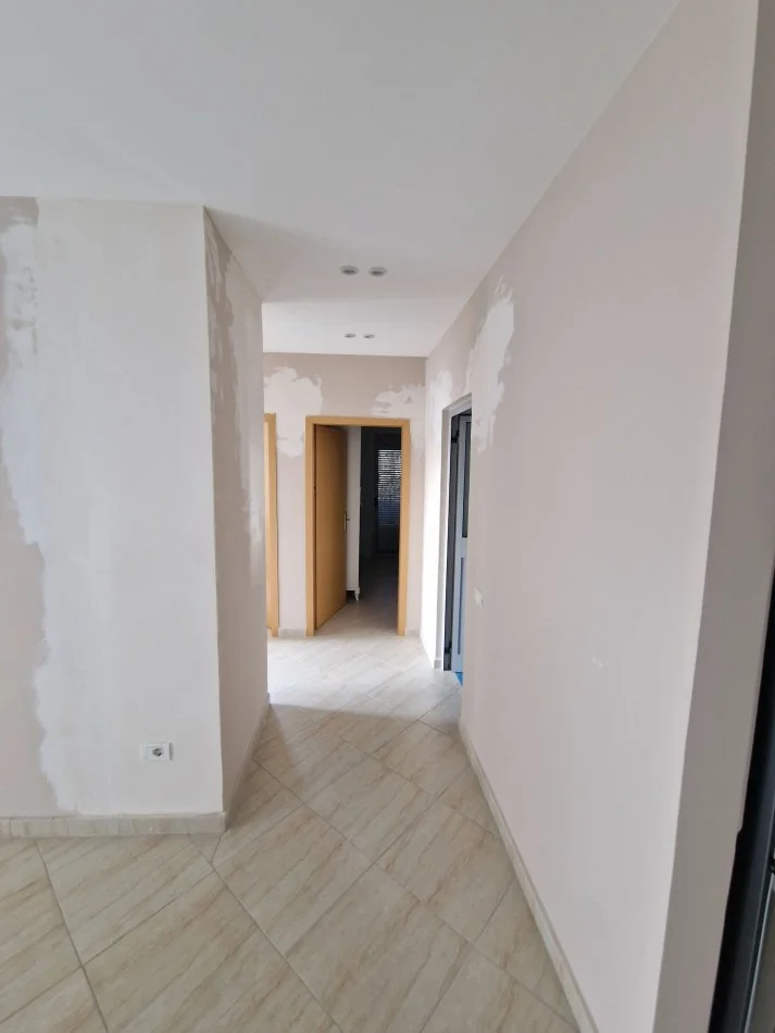 Durres, jepet me qera apartament 3+1+Aneks+Ballkon Kati 7, 100 m² 400 € (Stacioni i Trenit)