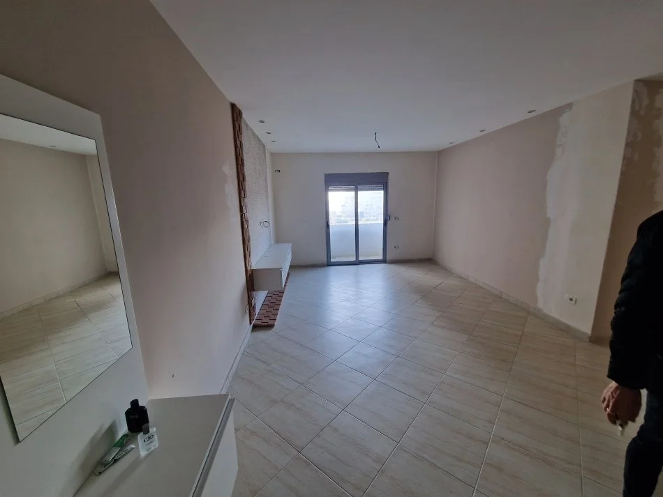 Durres, jepet me qera apartament 3+1+Aneks+Ballkon Kati 7, 100 m² 400 € (Stacioni i Trenit)