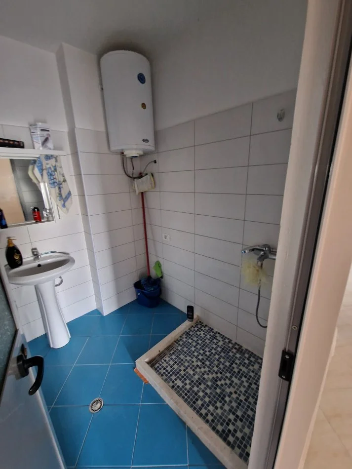 Durres, jepet me qera apartament 3+1+Aneks+Ballkon Kati 7, 100 m² 400 € (Stacioni i Trenit)