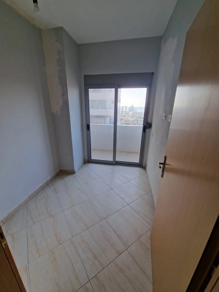 Durres, jepet me qera apartament 3+1+Aneks+Ballkon Kati 7, 100 m² 400 € (Stacioni i Trenit)