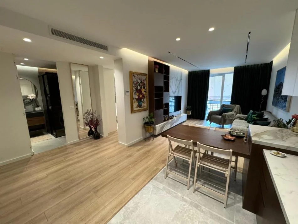 Tirane, jepet me qera apartament 1+1+Ballkon Kati 8, 80 m² 1000 €