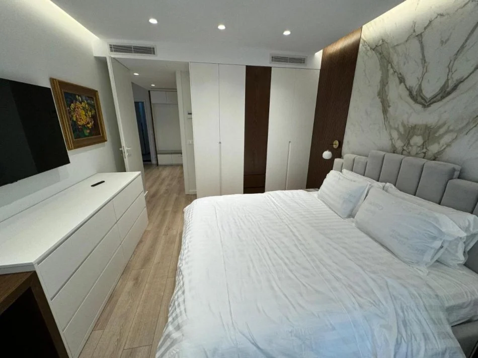 Tirane, jepet me qera apartament 1+1+Ballkon Kati 8, 80 m² 1000 €