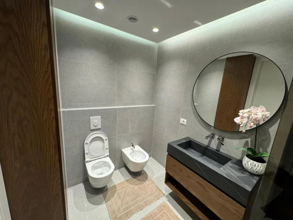 Tirane, jepet me qera apartament 1+1+Ballkon Kati 8, 80 m² 1000 €