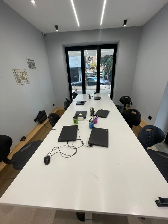 Shqiperi, jepet me qera ambjent biznesi Kati 0, 100 m² 2.000 € 