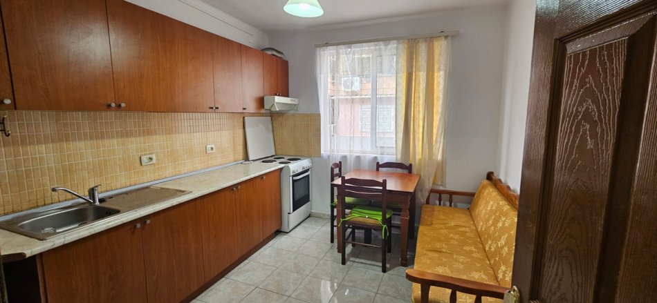 Tirane, jepet me qera apartament 1+1 , 65 m² 500 € (Bllok Tirane)