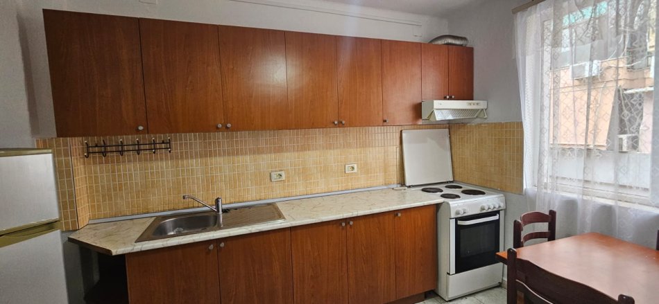 Tirane, jepet me qera apartament 1+1 , 65 m² 500 € (Bllok Tirane)
