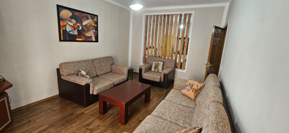 Tirane, jepet me qera apartament 1+1 , 65 m² 500 € (Bllok Tirane)