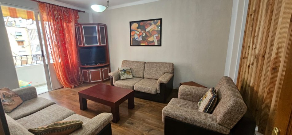 Tirane, jepet me qera apartament 1+1 , 65 m² 500 € (Bllok Tirane)