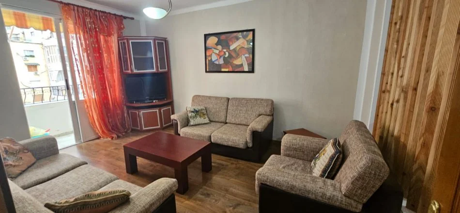 Tirane, jepet me qera apartament 1+1 , 65 m² 500 € (Bllok Tirane)