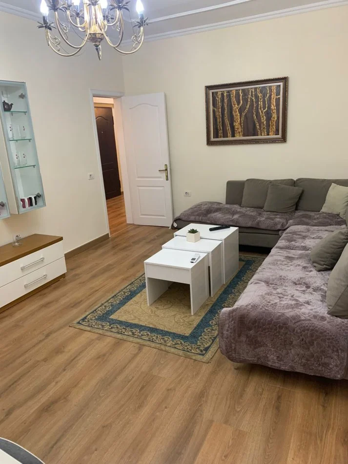 Tirane, jepet me qera apartament 2+1+Ballkon Kati 4, 88 m² (Pazari i Ri)