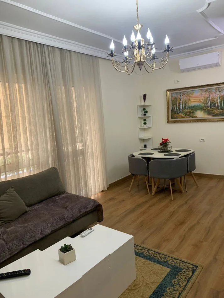 Tirane, jepet me qera apartament 2+1+Ballkon Kati 4, 88 m² (Pazari i Ri)