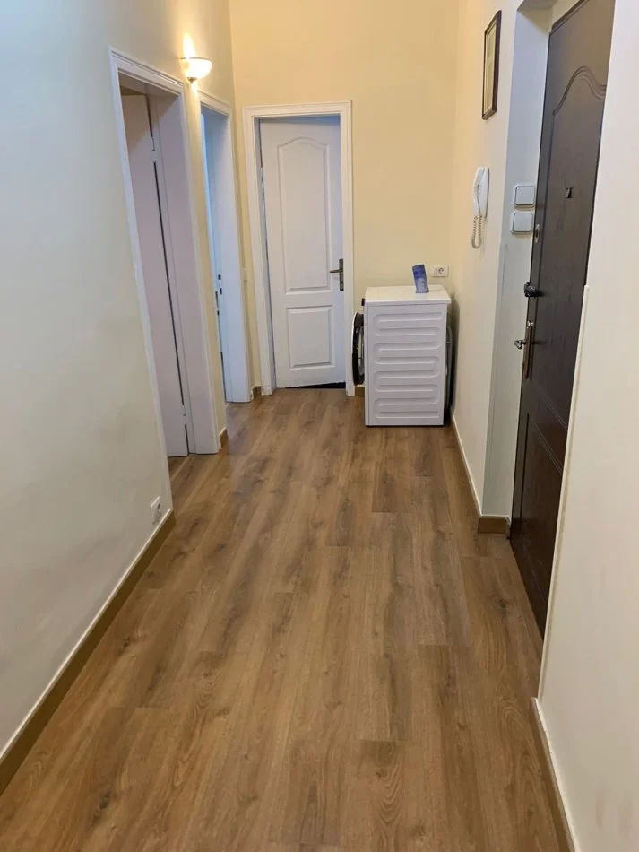 Tirane, jepet me qera apartament 2+1+Ballkon Kati 4, 88 m² (Pazari i Ri)