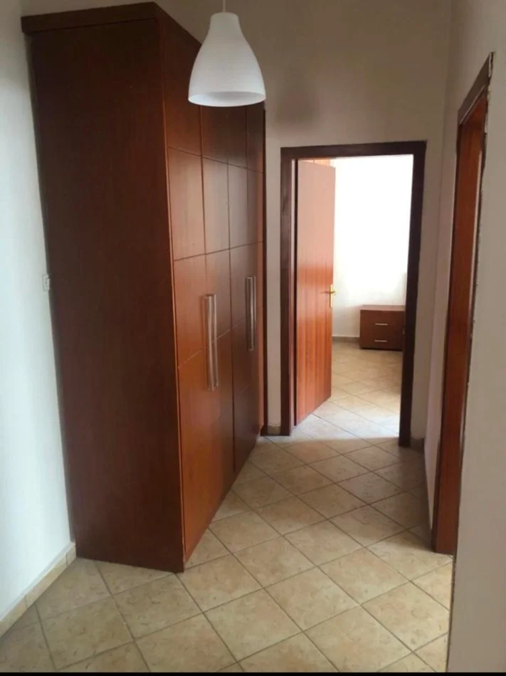 Tirane, jepet me qera apartament 2+1 Kati 2, 100 m² 400 € (Ali Dem)