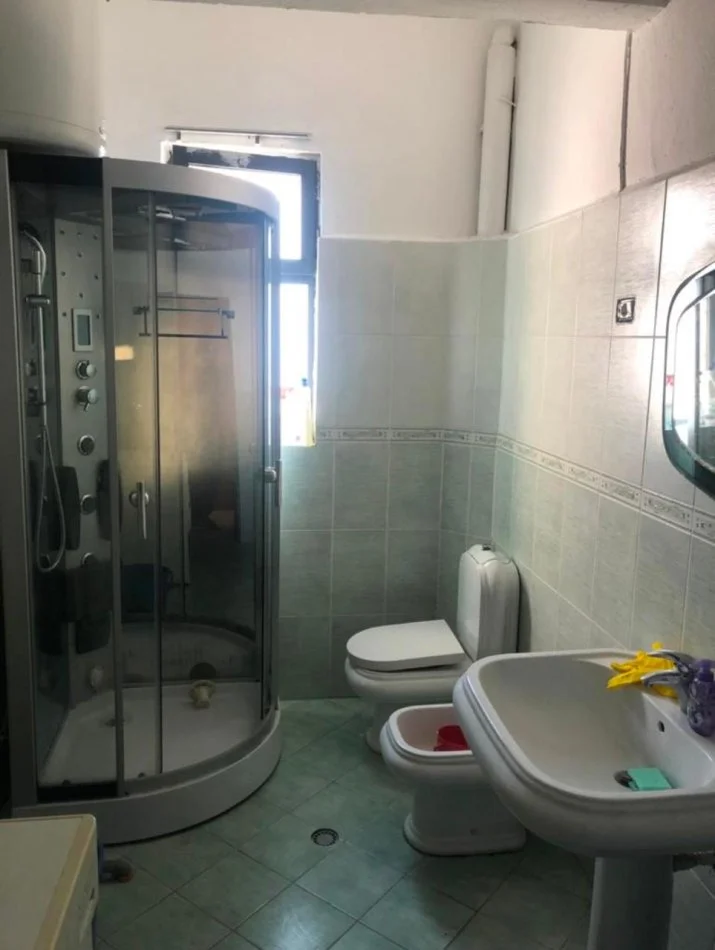 Tirane, jepet me qera apartament 2+1 Kati 2, 100 m² 400 € (Ali Dem)