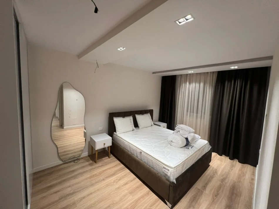 Tirane, jepet me qera apartament 2+1+Ballkon Kati 0, 93 m² 1.200 € (Qender)