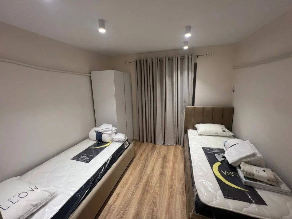 Tirane, jepet me qera apartament 2+1+Ballkon Kati 0, 93 m² 1.200 € (Qender)