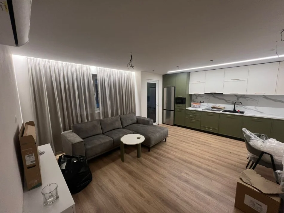 Tirane, jepet me qera apartament 2+1+Ballkon Kati 0, 93 m² 1.200 € (Qender)