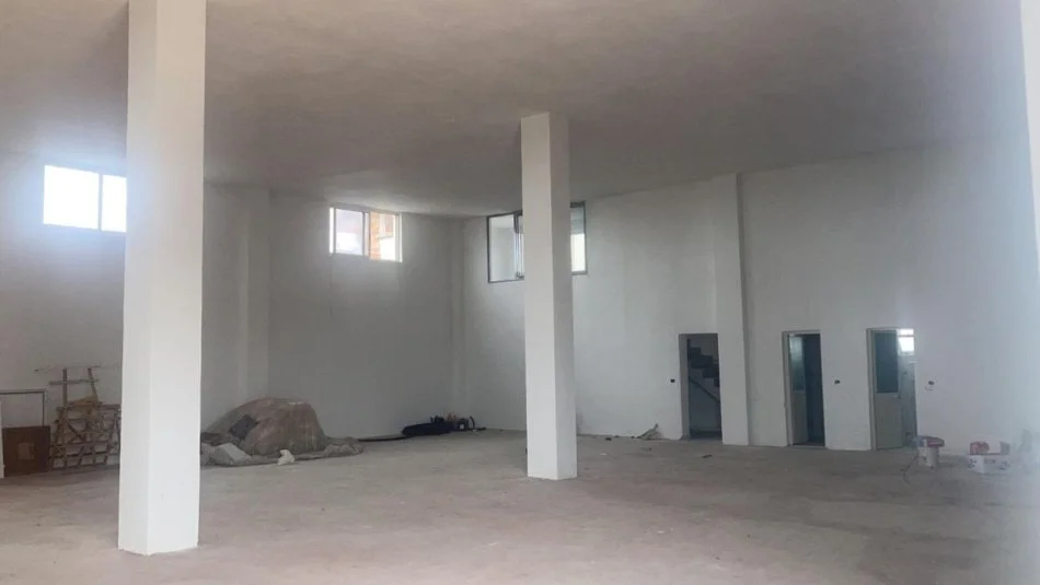 Durres, jepet me qera magazine Kati 0, 400 m² 1.000 € (Kenete)