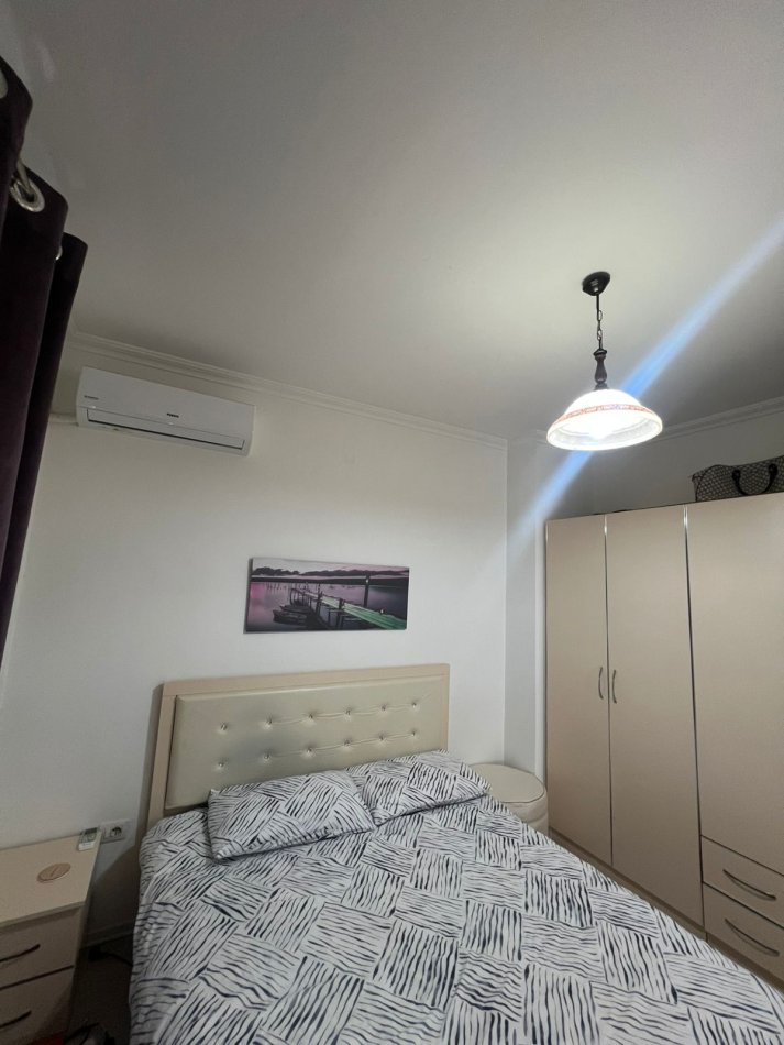 Tirane, jepet me qera apartament 1+1+Ballkon Kati 4, 57 m² 600 € (qender, pazari i ri)