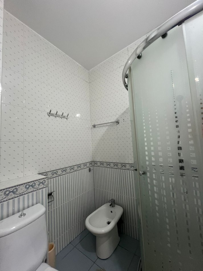 Tirane, jepet me qera apartament 1+1+Ballkon Kati 4, 57 m² 600 € (qender, pazari i ri)