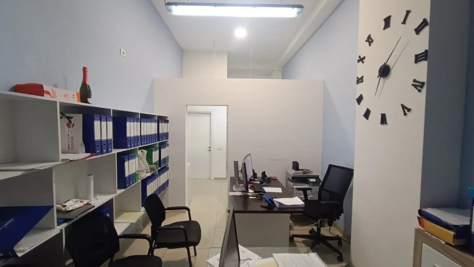 Tirane, shitet Ambient biznesi  Kati 0, 37 m² 95.000 € (kristal center)