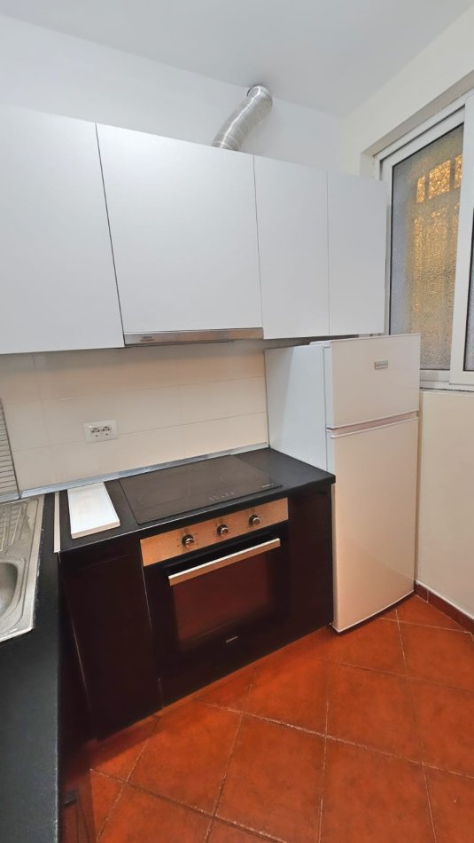 Tirane, jepet me qera apartament 1+1+Ballkon Kati 1, 50 m² 450 € (rruga e dibres)