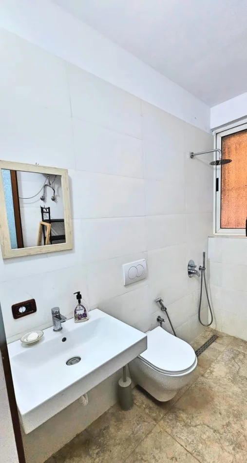 Tirane, jepet me qera apartament 1+1+Ballkon Kati 1, 50 m² 450 € (rruga e dibres)