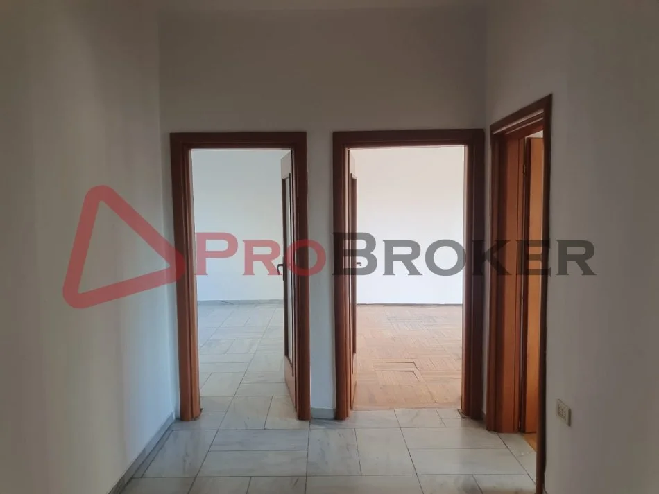 Tirane, jepet me qera zyre , 85 m² 950 € (Sheshi Skenderbej)
