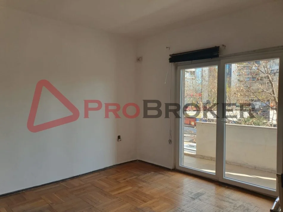 Tirane, jepet me qera zyre , 85 m² 950 € (Sheshi Skenderbej)