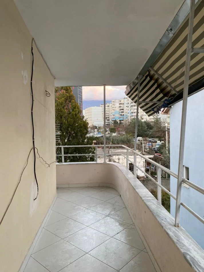 Tirane, jepet me qera shtepi 2+1+Ballkon Kati 3, 140 m² 550 €
