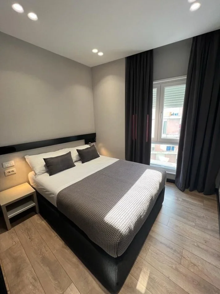 Tirane, jepet me qera apartament 2+1+Post Parkimi, Kati 4, (Rruga e Barrikadave)