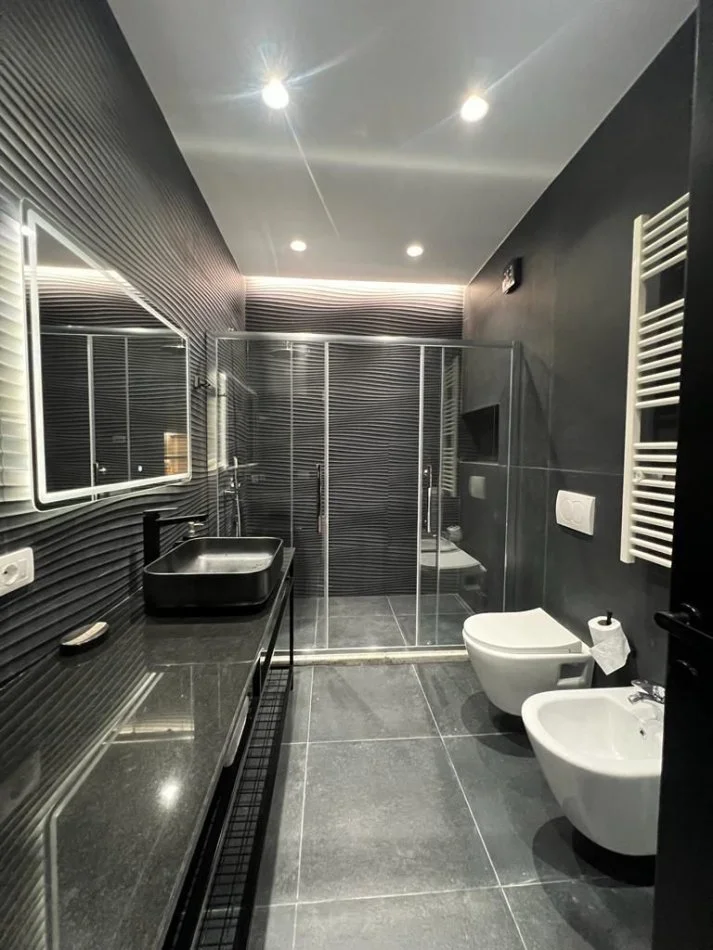 Tirane, jepet me qera 2+1+Ballkon Kati 4, 65 m² 1.500 € (rruga e barrikadave)