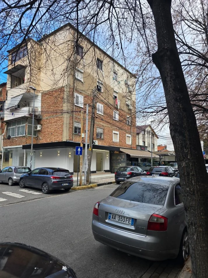 Tirane, shitet ambjent biznesi Kati 0, 52 m² 290.000 € (Rruga Frederik Shiroka, kryqezimi me Sami Frashëri.)