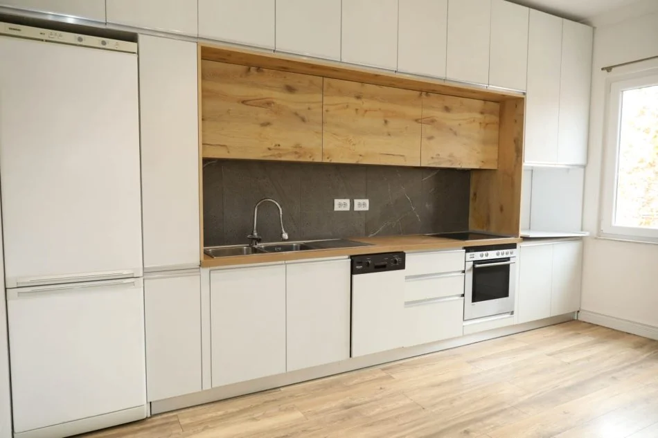 Tirane, jepet me qera apartament 1+1 Kati 5, 80 m² 700 € (Rruga Kavajes , tek Kisha.)