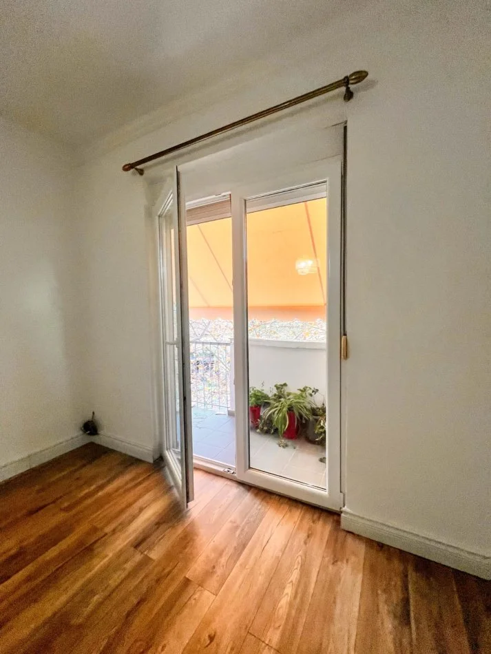 Tirane, jepet me qera apartament 1+1 Kati 5, 80 m² 700 € (Rruga Kavajes , tek Kisha.)