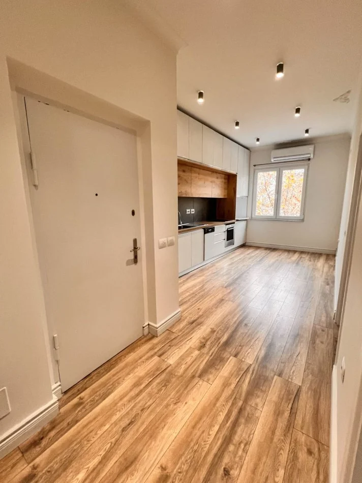 Tirane, jepet me qera apartament 1+1 Kati 5, 80 m² 700 € (Rruga Kavajes , tek Kisha.)