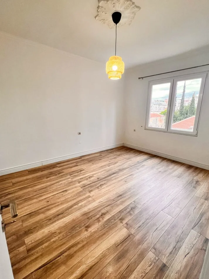 Tirane, jepet me qera apartament 1+1 Kati 5, 80 m² 700 € (Rruga Kavajes , tek Kisha.)