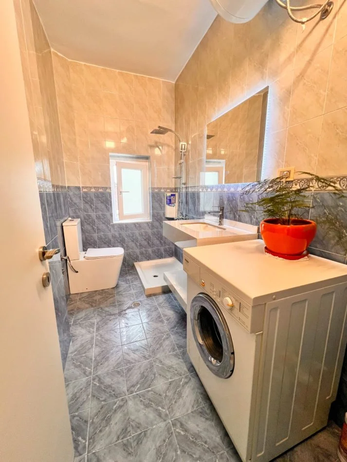 Tirane, jepet me qera apartament 1+1 Kati 5, 80 m² 700 € (Rruga Kavajes , tek Kisha.)