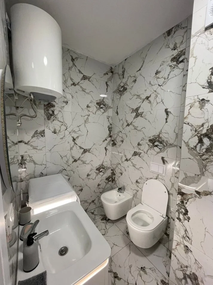 Tirane, jepet me qera apartament 1+1+Ballkon Kati 12, 70 m² 500 € (Perball Amerikan 3)