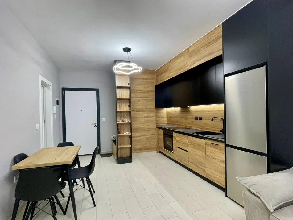 Tirane, jepet me qera apartament 1+1+Ballkon Kati 12, 70 m² 500 € (Perball Amerikan 3)