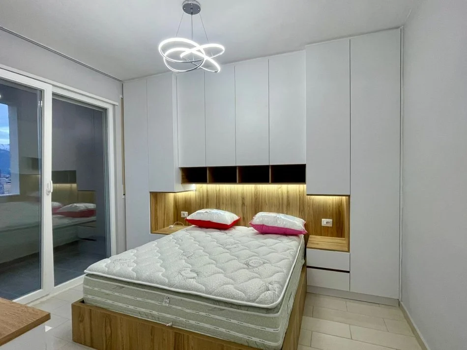 Tirane, jepet me qera apartament 1+1+Ballkon Kati 12, 70 m² 500 € (Perball Amerikan 3)