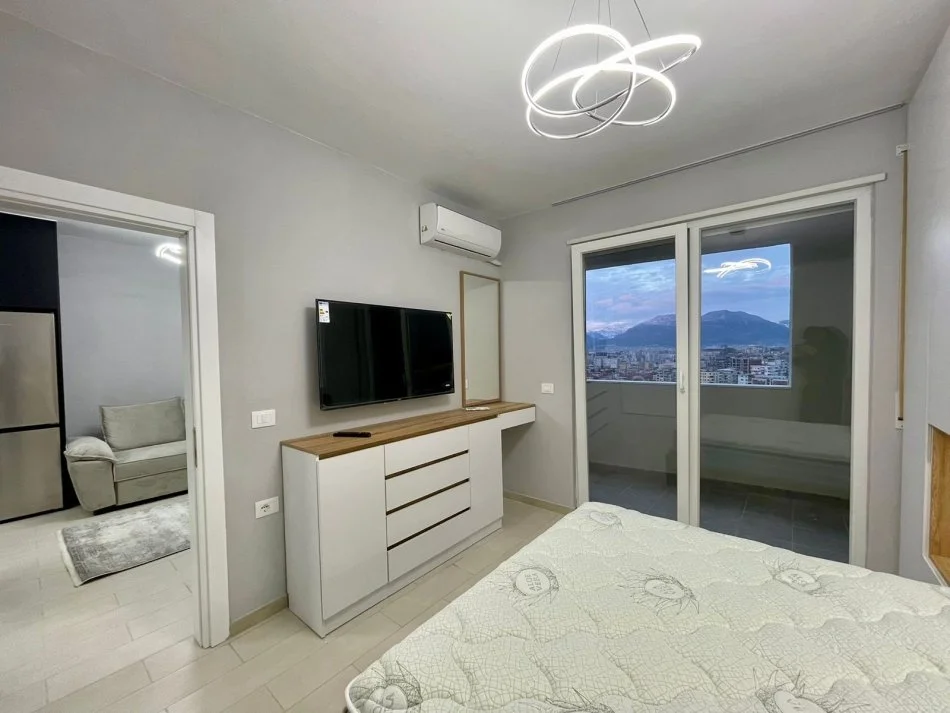 Tirane, jepet me qera apartament 1+1+Ballkon Kati 12, 70 m² 500 € (Perball Amerikan 3)