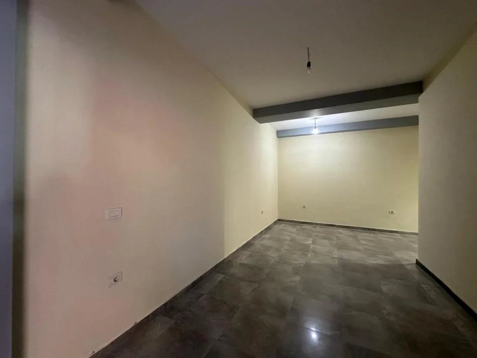 Tirane, shes dyqan Kati 0, 210.000 € 