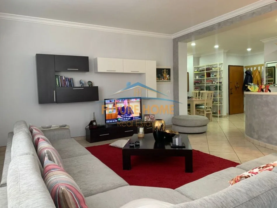 Tirane, jepet me qera apartament 2+1+Ballkon Kati 6, 117 m² 800 € (MYSLYM SHYR)