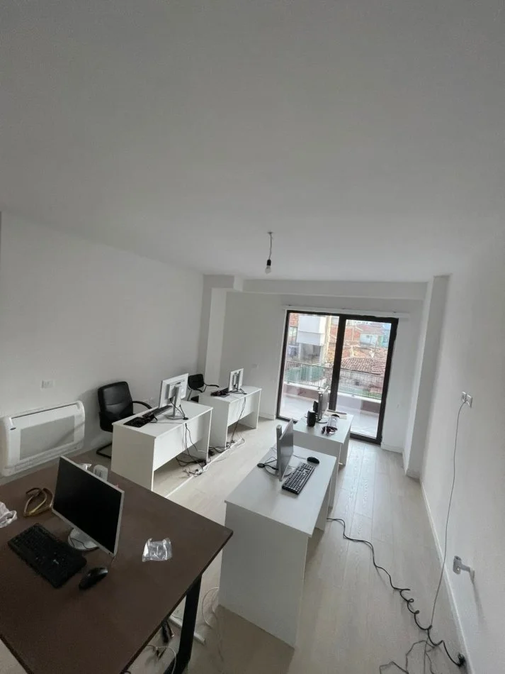 Tirane, jepet me qera apartament 2+1+Ballkon Kati 1, 115 m² 700 € (Spitali Gjerman)