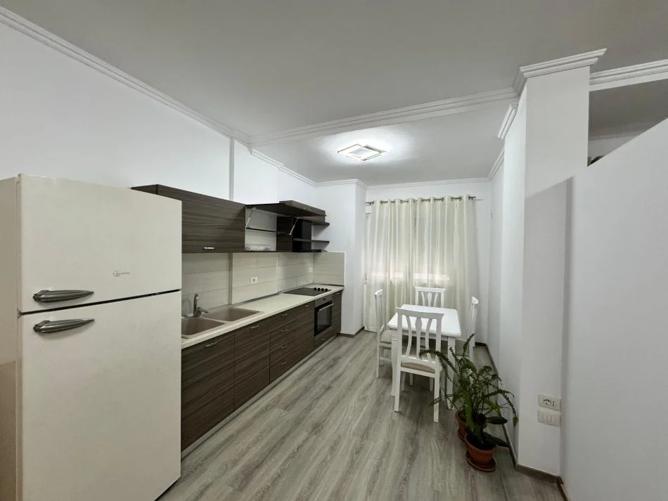 Tirane, jepet me qera apartament 1+1 Kati 4, 75 m² 550 € (Oxhaku)