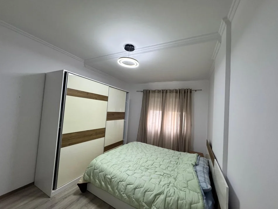 Tirane, jepet me qera apartament 1+1 Kati 4, 75 m² 550 € (Oxhaku)